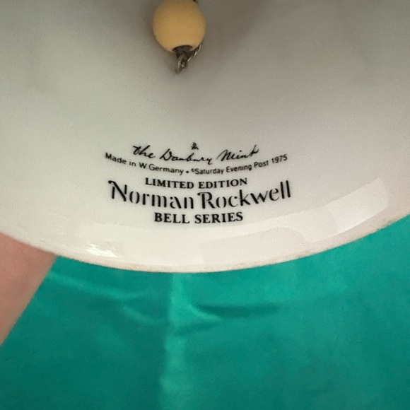Danbury Mint Vintage 1975  Limited Edition Norman Rockwell Christmas Bell - Picture 3 of 3